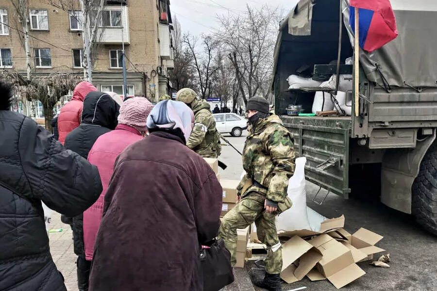 Что будет после помощи украине. Российские солдаты в Херсоне. Военные раздают гуманитарную. Армия гумпомощь. Гуманитарка для военных.