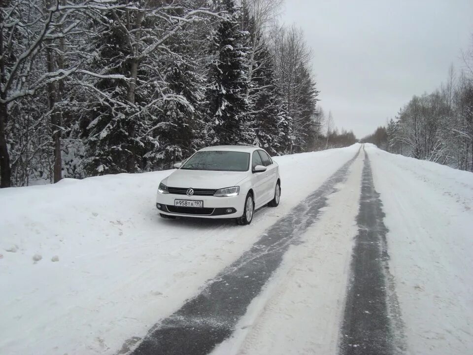 Снегом speed. Машина в снегу. Audi quattro s1 dirt 3. Белая джетта зимой. Концепт снегохода.