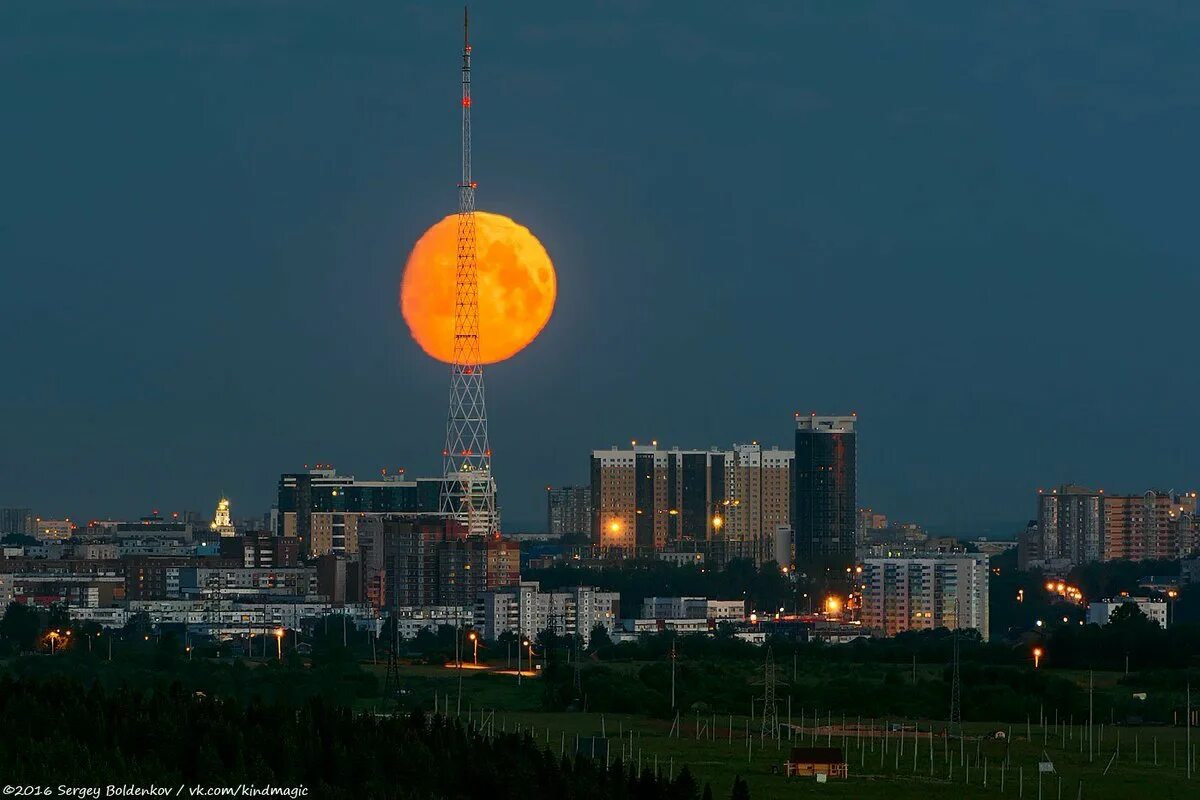 суперлуние москва. суперлуние в 2020. луна в санкт-петербурге. суперлуние фото. суперлуние москва.