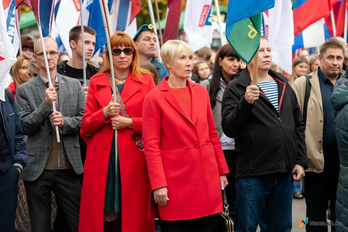 Митинг киров. Патриотический митинг. Патриотические митинги фото. Украшения на митинге патриотический. Атрибут одежды на патриотические митинги.