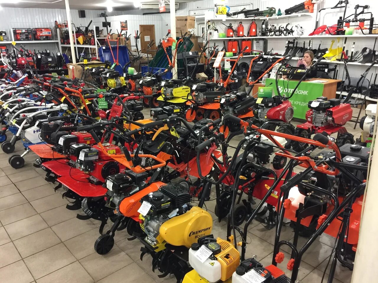 Магазин садовой техники адреса. Магазин сельхозтехники. Рынок садовой техники. Рынок садовый техники в Москве. Магазин мотоблоков и электроинструмента.