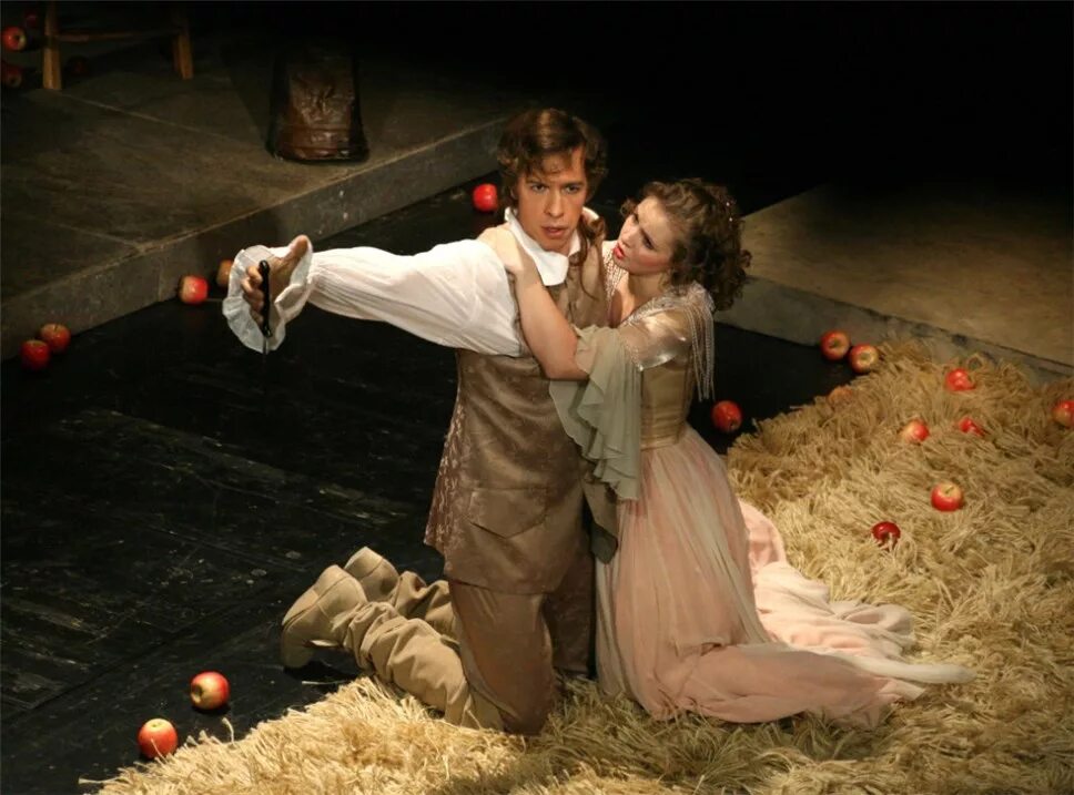 влюбленный шекспир спектакль театр пушкина. лопе де вега изобретательная влюбленная. изобретательная влюбленная спектакль петрозаводск. влюблённые в театре. влюбленные театр.