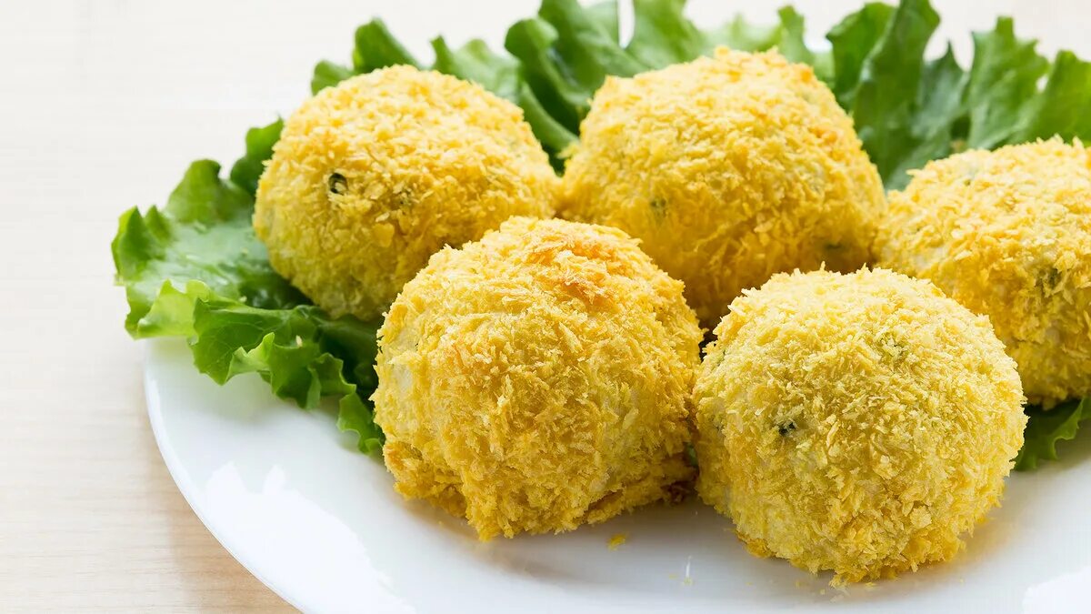 Шарики из пюре в панировке. Сырные крокеты. картофельные крокеты. крокеты с беконом. картофельные шарики крокеты.