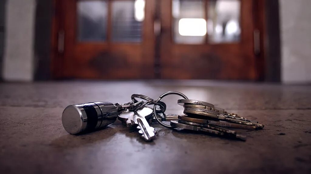 Ключи кидай. Ключи от квартиры связка. Связка ключей падает. Упали ключи примета. Падающий ключ.