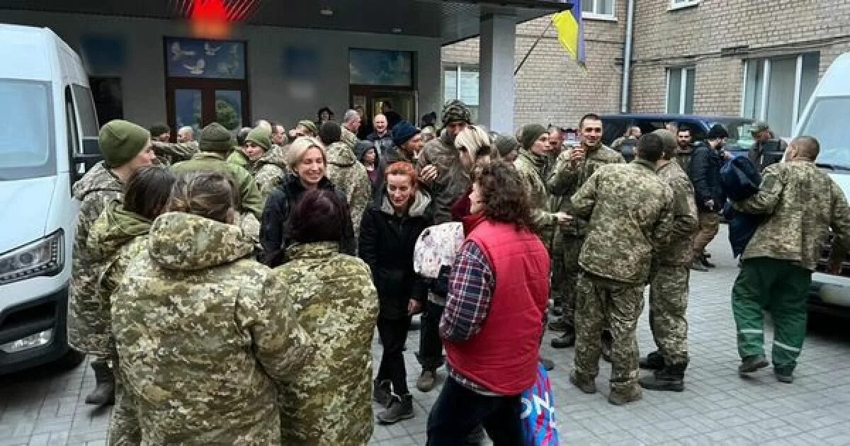 Обмен пленными между россией. Обмен пленными лнр. Российский солдат. Возвращение из плена. Произошел обмен пленными между россией.