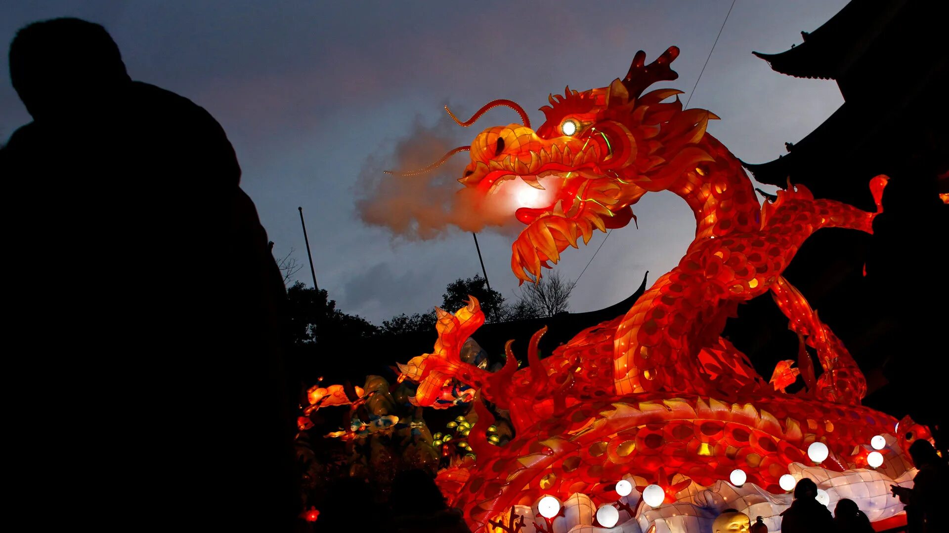Какого день дракона. Карнавал в Китае с драконами. Танец дракона и Льва в Китае. Культура Китая дракон. Фуцанлун дракон.