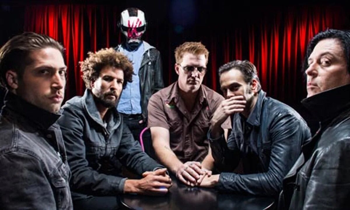 The age is like this. Группа queens of the stone age. queens of the stone age like clockwork. qotsa like clockwork. queens of the stone age 2025.
