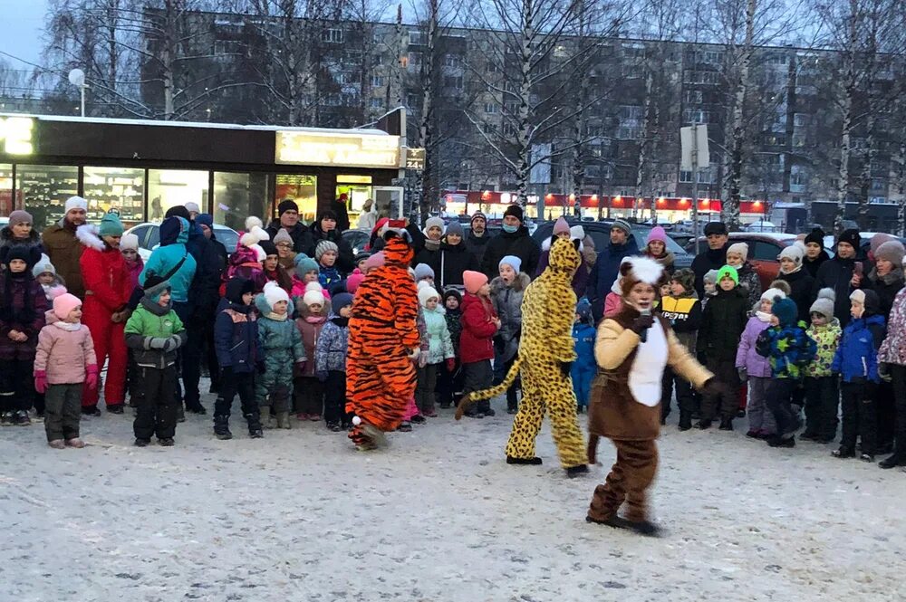 Новогодний ижевск. Ижевск новогодние мероприятия 2024 года. Новый год на улице. Площадь ижевска 2021. Центральная площадь ижевск 2022.