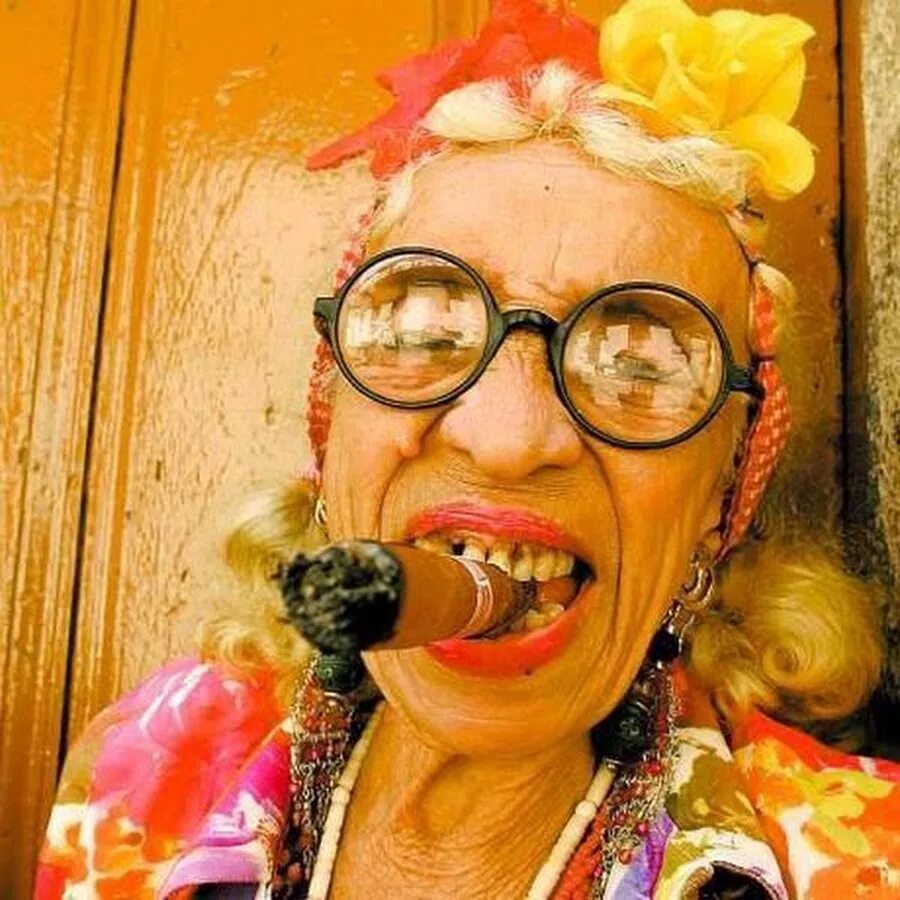 Бабушка без зубов. Старые накрашенные бабки. Накрашенная старуха. Бабушка накрасилась.