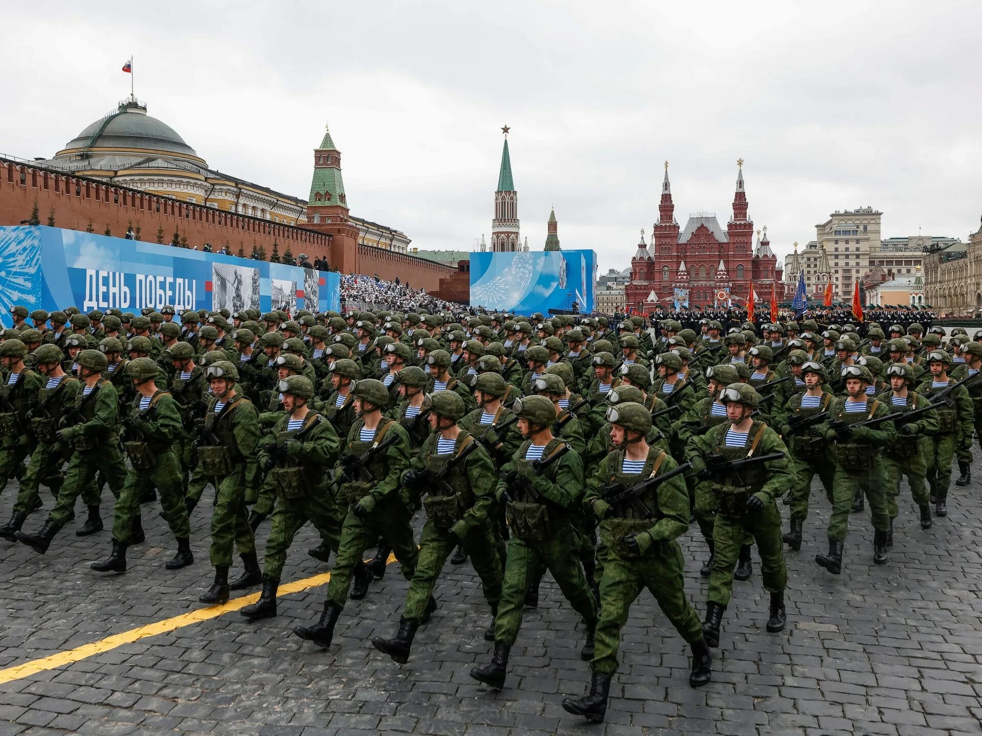 Парад Победы в Киеве 2010. Парад на красной площади. Российские солдаты маршируют. Парад канадской армии.