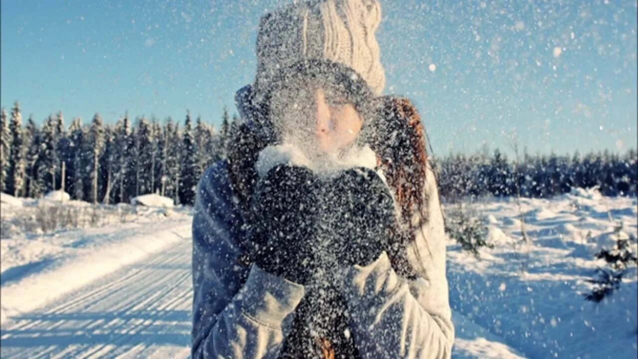 Девушка в зимнем лесу со спины. Ава со спины зима. Девушка и снегопад со спины. Ава со спины зима. Девушка в зимнем лесу.