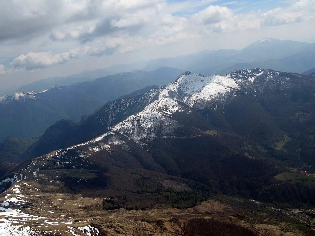 Mount shared. Гора шаред в Калмыкии. Гора шаред фото. Дикие пионы в горах Кантона Тичино, Швейцария. Где находится гора шаред.