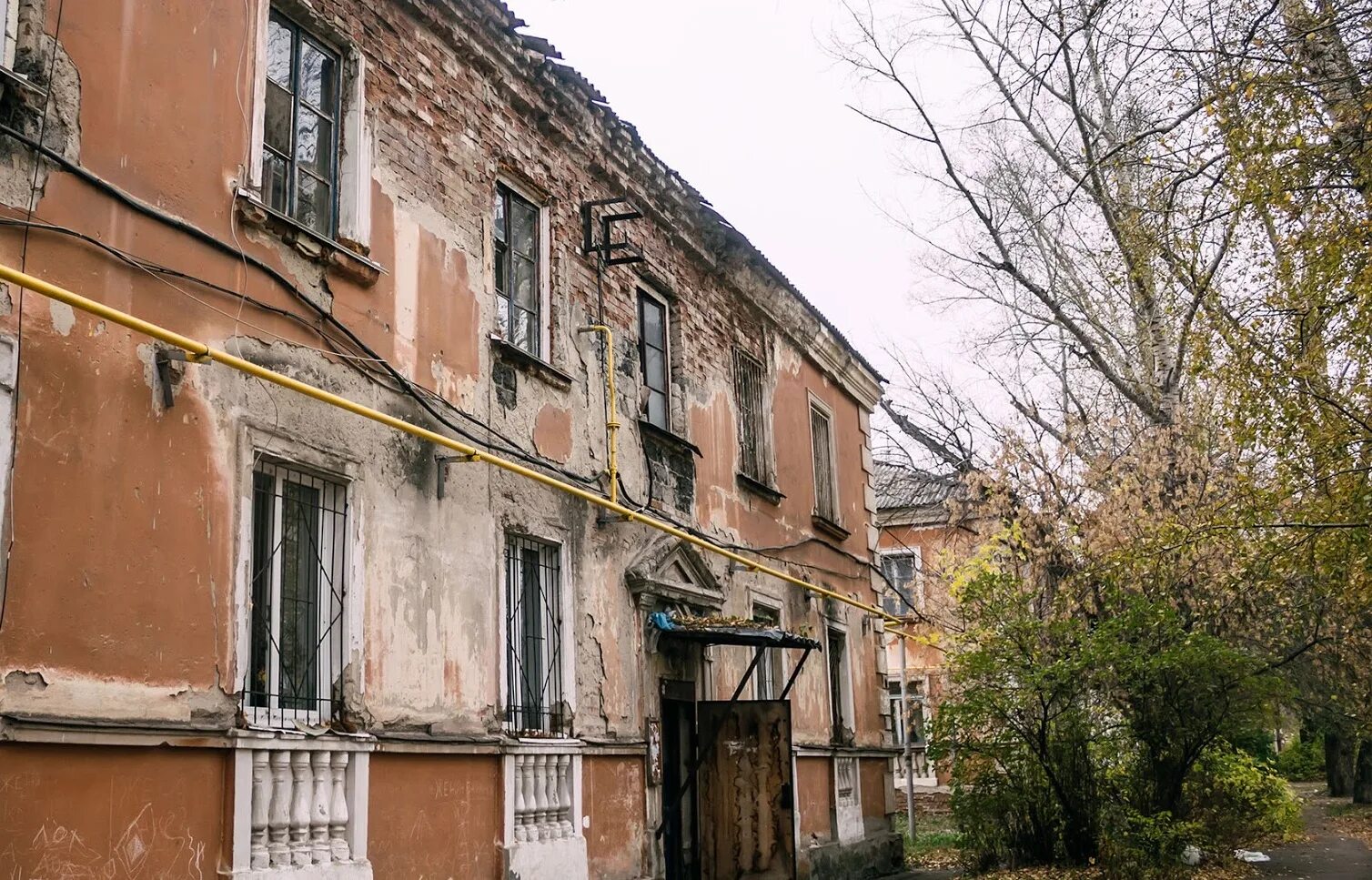 Барак расселение ветхое жилье Калуга. Аварийный дом. Аварийный многоквартирный дом. Ветхое жилье в России. Аварийное жилье жк рф