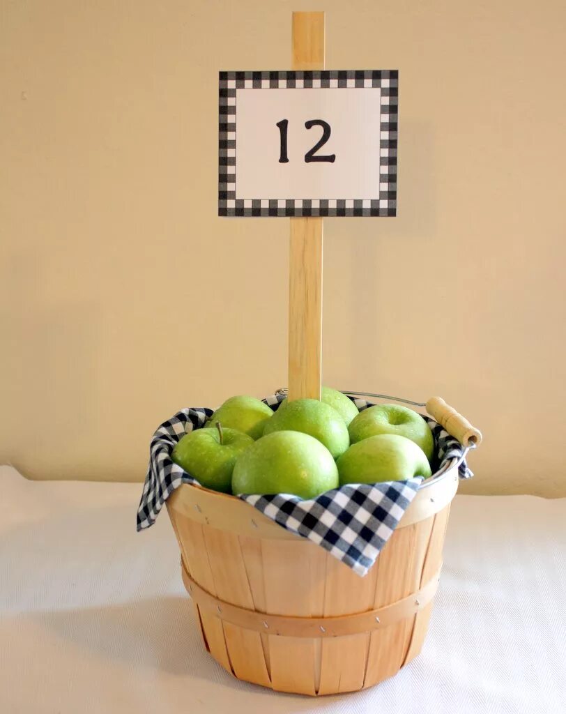 Украшенные яблоки. Декор на стол с яблоками. Яблоко интерьерное. Яблоко украшение для интерьера. Яблоки в интерьере.