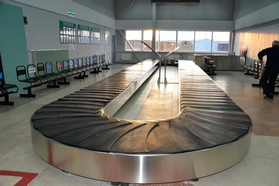 Ленточный транспортер в аэропорту шереметьево. Baggage reclaim в аэропорту. Stainless steel conveyor belt. Шереметьево выдача багажа. Система обработки багажа.