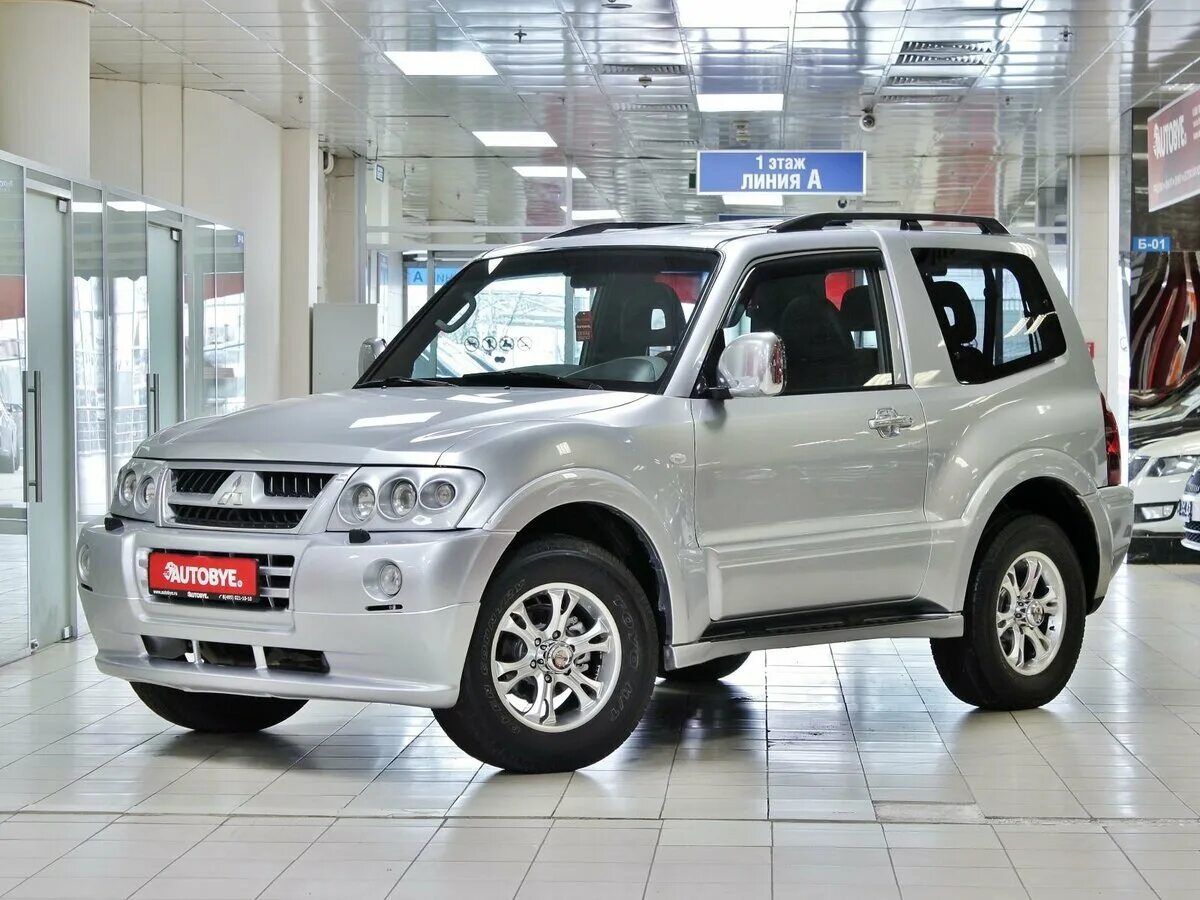 Купить внедорожник московская область с пробегом. Митсубиси Паджеро 3. Mitsubishi Pajero 3 3 Door. Митсубиси Паджеро 3 двери. Мицубиси Паджеро 3 дверка.