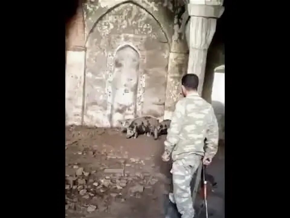 Армяне держат пост. Мечети в Карабахе свинарник. Свинарник в мечети. Армяне мечеть в Карабахе.