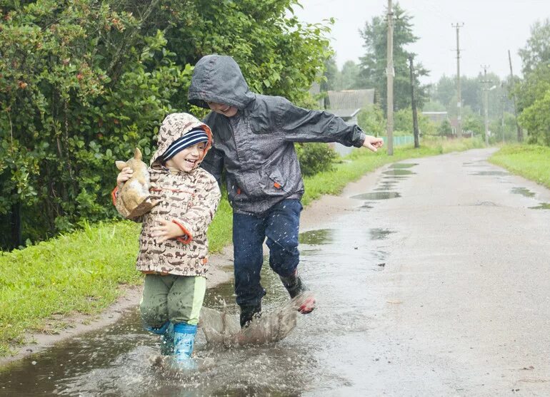 Мальчишки гуляют. Дети бегут под дождем. Дети бегут по лужам. Дети гуляют по лужам. Дети бегают по лужам.