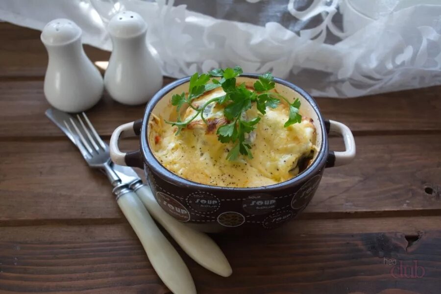 Курица картошка грибы сыр в горшочке. Минтай в горшочках в духовке. рыба минтай в горшочках в духовке с картошкой. семга в горшочке. картофель в горшочке с рыбой.