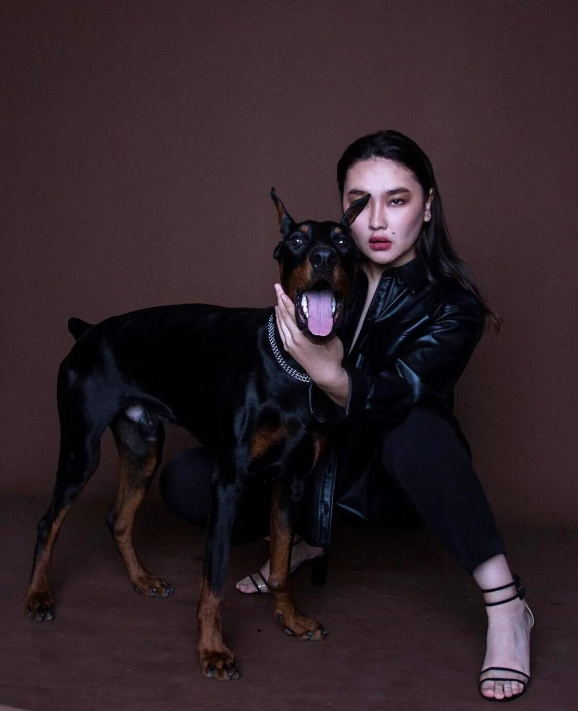 Доберман дины саевой. Девушка с доберманом. Doberman studio amanda. Фото с доберманом в каком приложении. Девушка с доберманом.