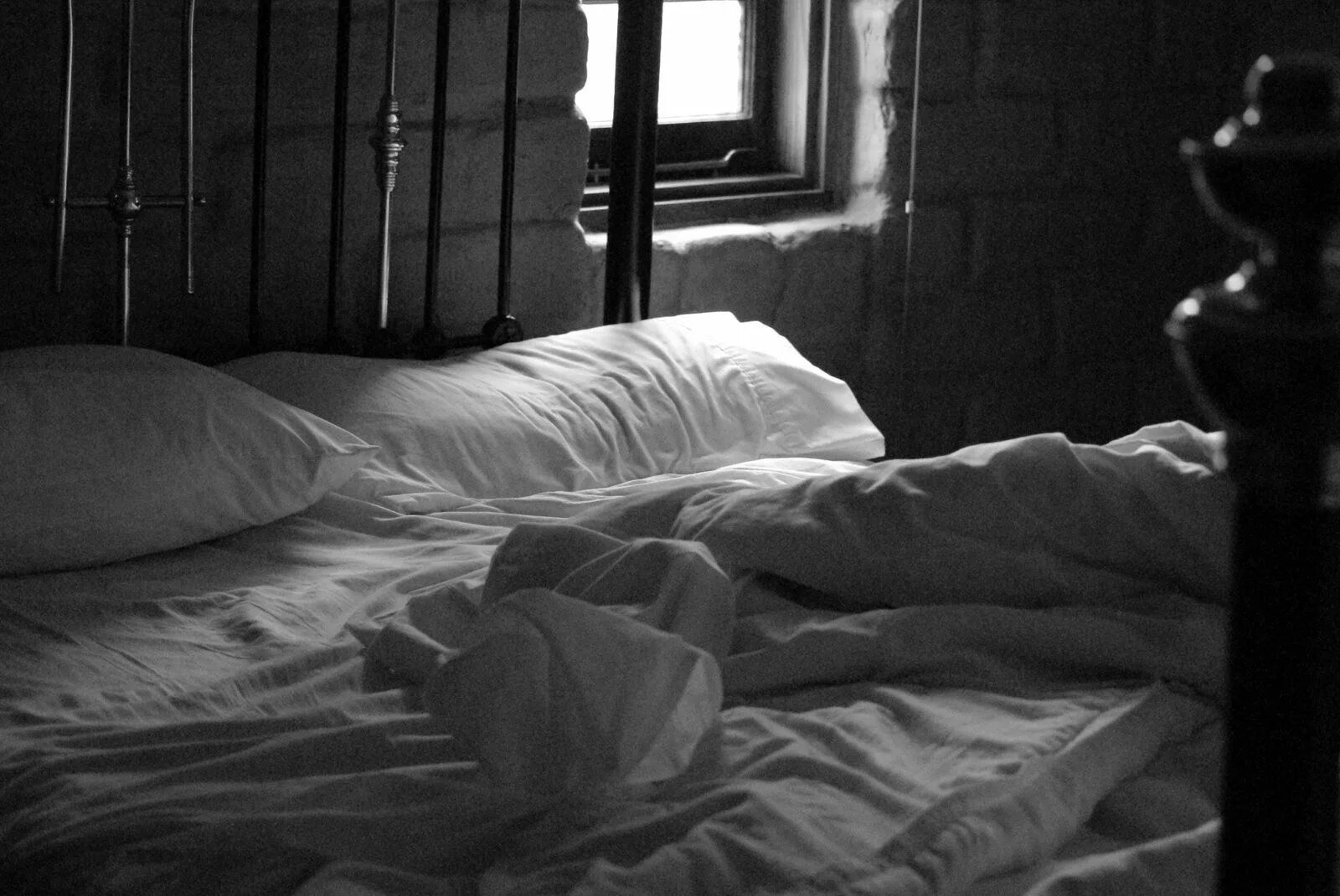 Colder com. Пустая комната с кроватью. Unmade Beds OST. Empty Bed. Empty Pillowcase.