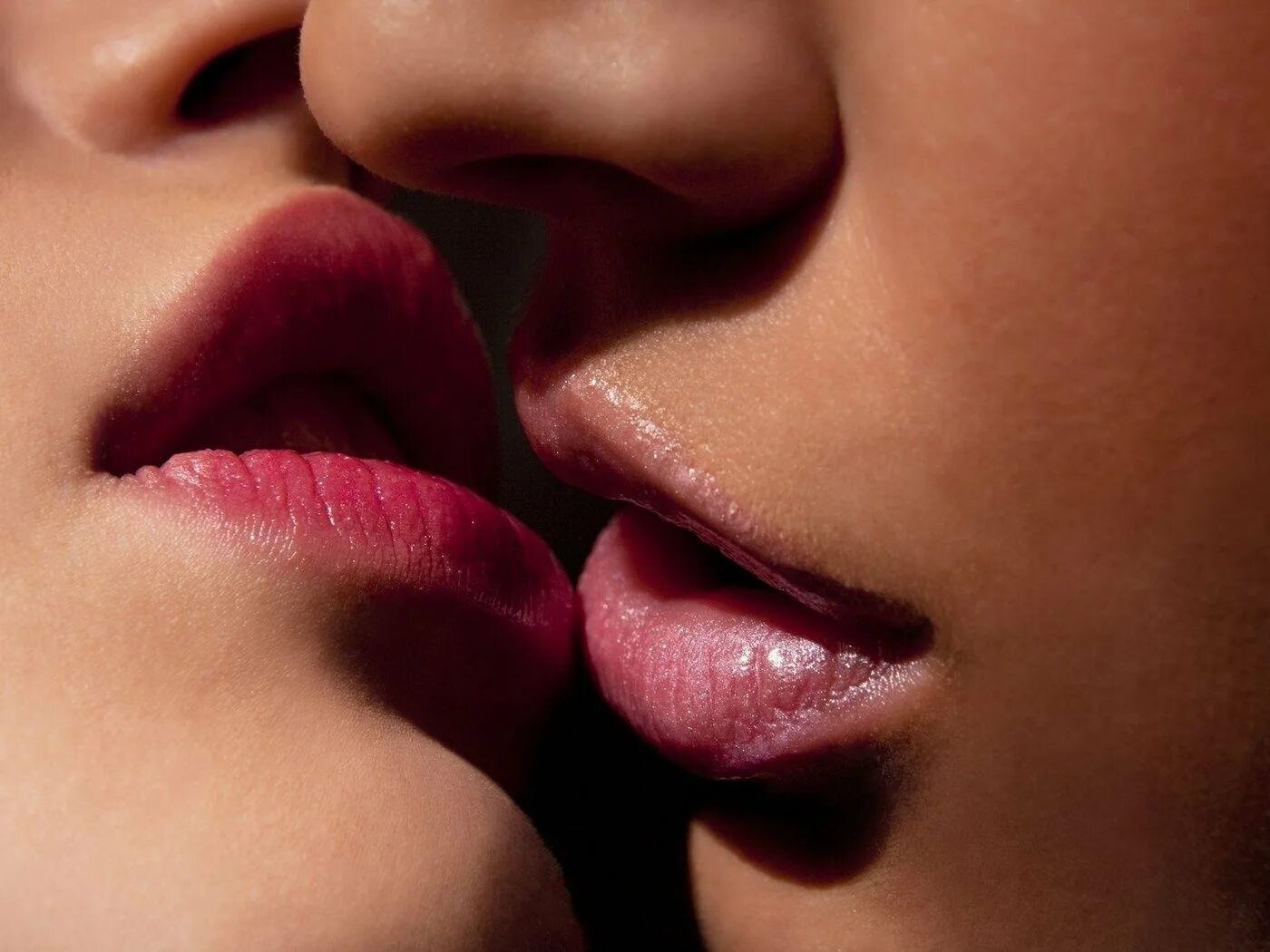 Мужские губы поцелуй. Ласки язычком. Ласки язычком. Губы страсть. Страстный поцелуй.