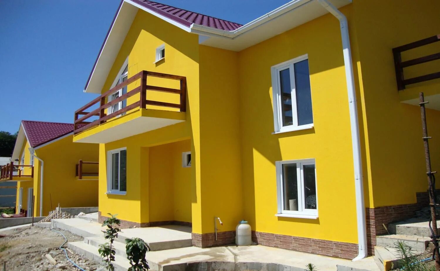 Ван гог желтый дом 1888. Жёлтый дом с красной крышей. Желтая крыша. Дом винсента ван гога. Где находится желтый дом.