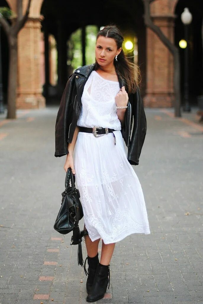 Белое платье с ботинками. Косуха с платьем. Шифоновое платье с косухой. Платье и косуха образ. Платье с кожаной курткой.
