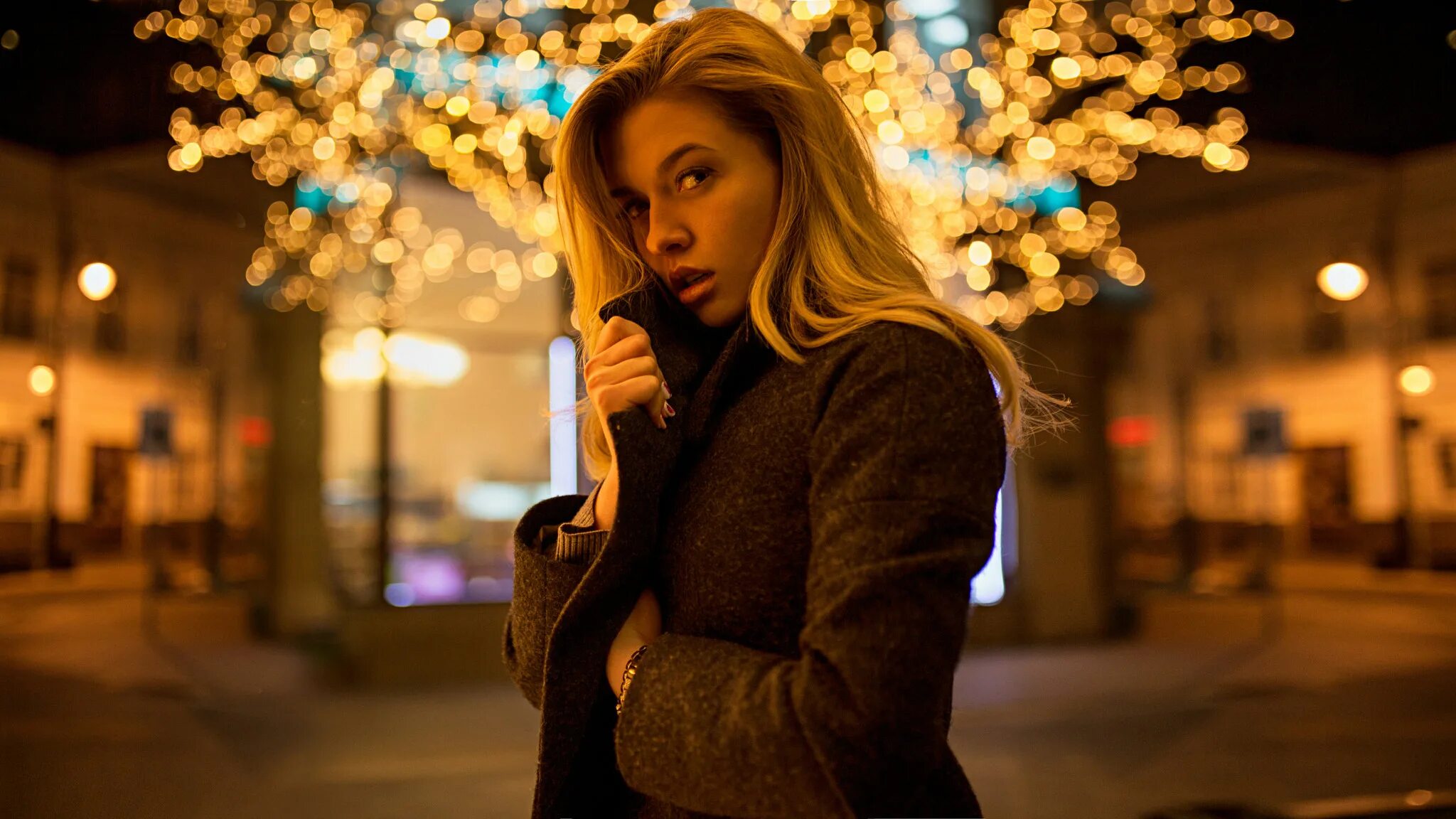 Night blonde. Блондинка в городе. Фотосессия ночью. Блондинка ночью. Вечерний портрет на улице.