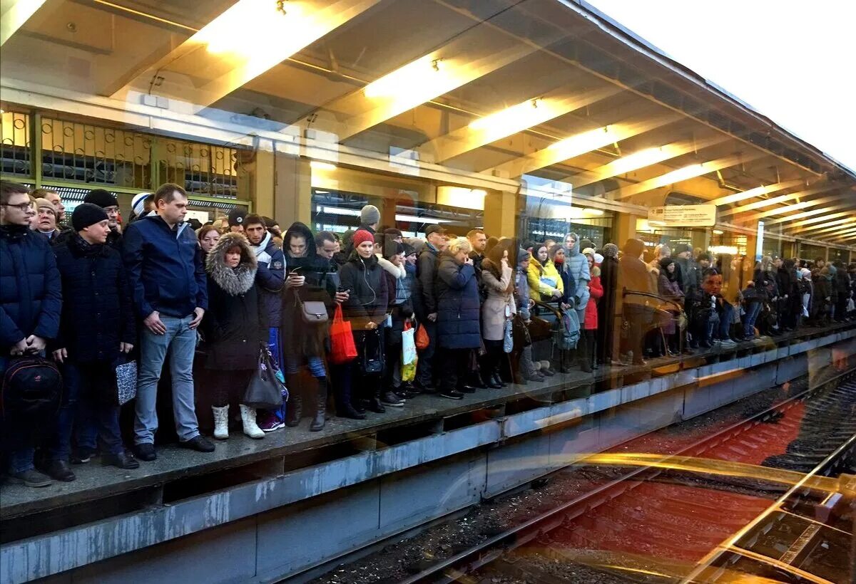 Московское метро новости. Станция метро Выхино час пик. Станция метро Выхино. Станция метро Выхино давка. Выхино станция метро Москва час пик.