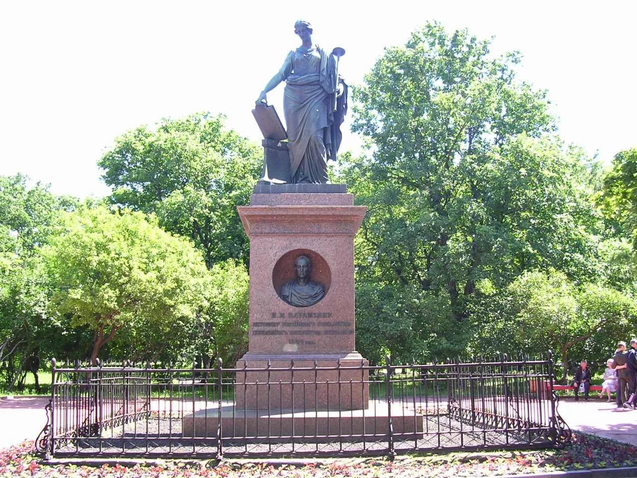 Памятник н м Карамзину Ульяновск. Памятник Карамзину в Симбирске.
