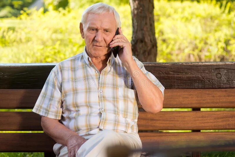 Про пожилого мужчину. Пожилой мужчина с телефоном. Дед звонит. Грустный пожилой человек с телефоном. Пожилой мужчина в магазине.