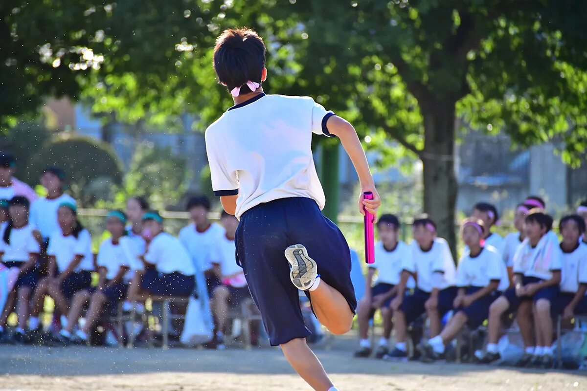 Sporting day. Студент бежит. Бегающие студенты по городу. Run student Top. Running students Flag.