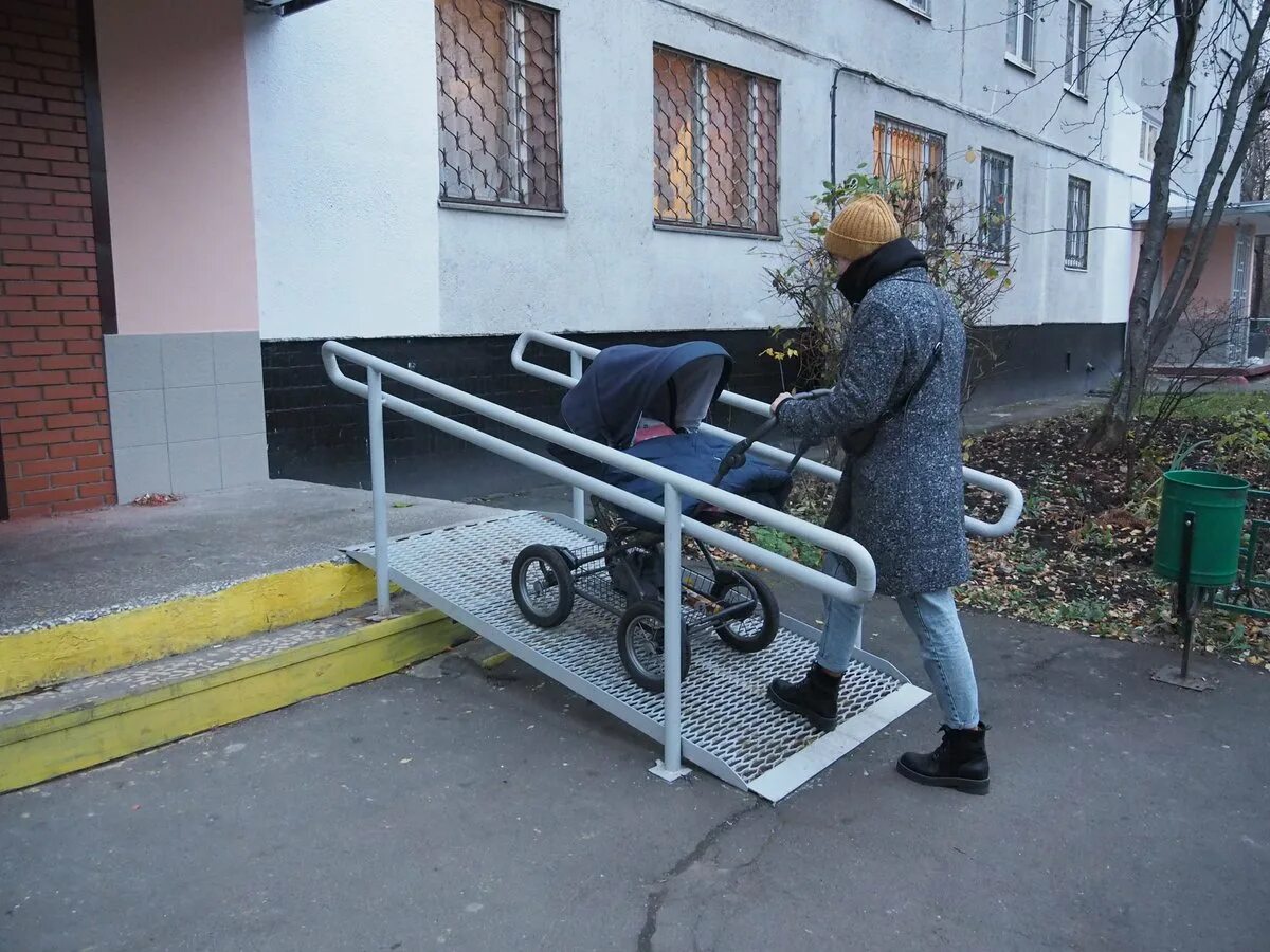 Установка пандуса для инвалидов. Пандус для колясок. пандус для инвалидов. крыльцо с пандусом для инвалидов. пандус для колясок в подъезде.
