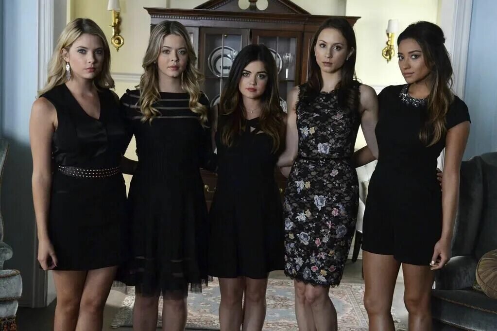 Имоджен милые обманщицы. Pretty little на русском. Уилла милые обманщицы. Pretty little на русском. Pretty назв.