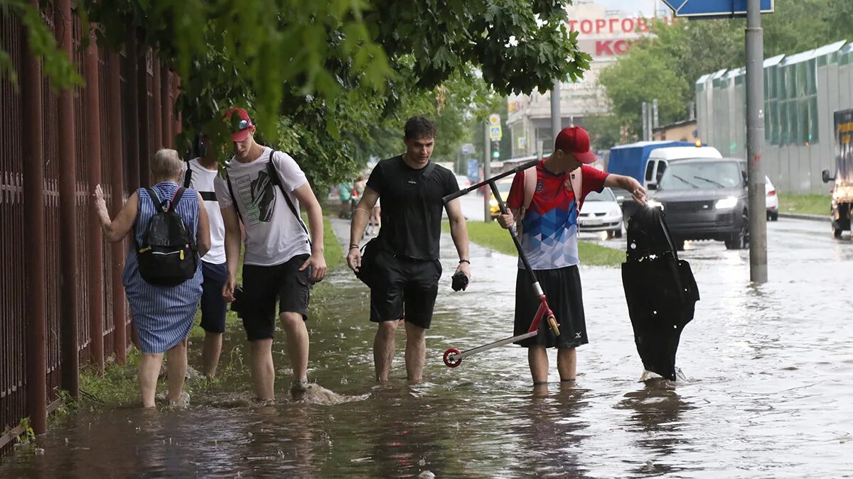 Поможет ли дождь. Москва 26 июля ливень. Дождь в Москве вчера. Июль дождь. Ливень в Москве.