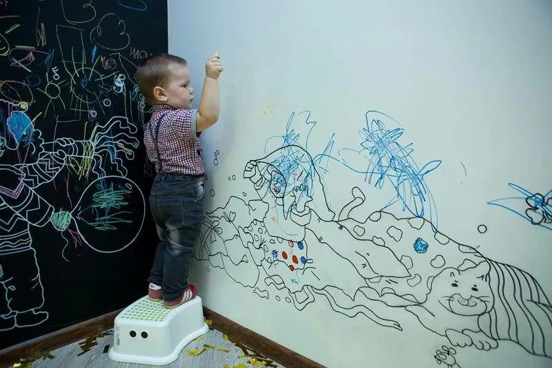 Ребенок изрисовал. Ребенок рисует на стене. Краска для стен для рисования маркером. Маркерная стена в детской. Ребенок изрисовал стену.