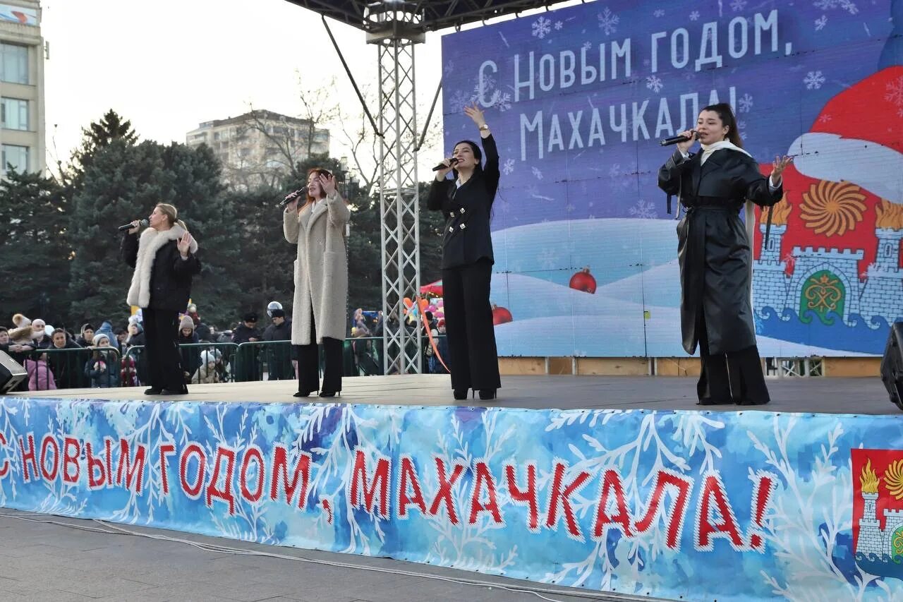 165 лет махачкала мероприятие. Парад в махачкале. Митинг в махачкале. Красная площадь в махачкале. 68 годовщина победы махачкала фото.