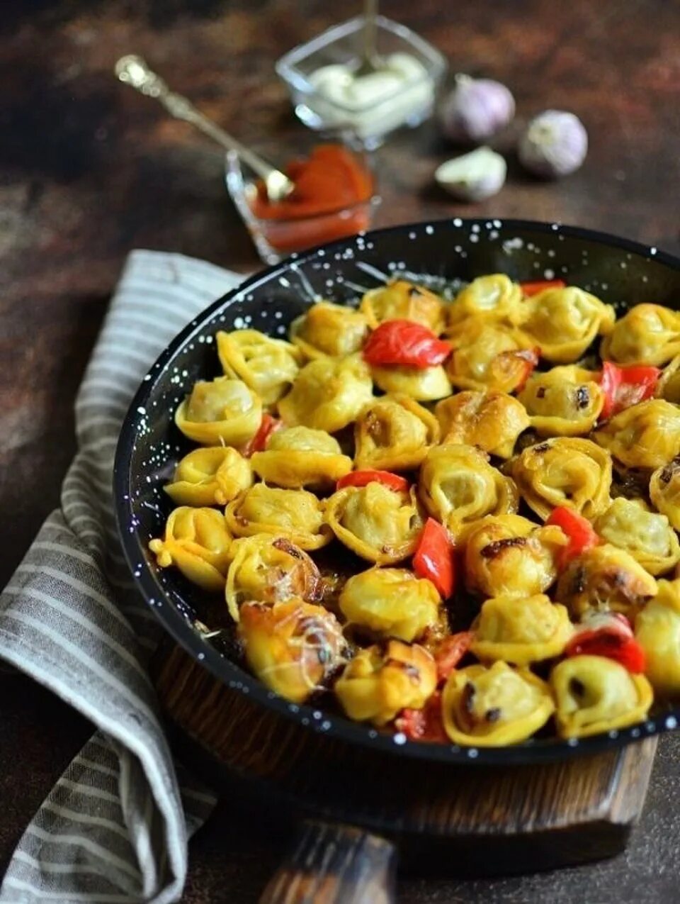 Как вкусно пожарить пельмени. Жареные пельмени. жареные пельмени с сыром. пельмени на сковороде. жареные пельмени на сковороде.