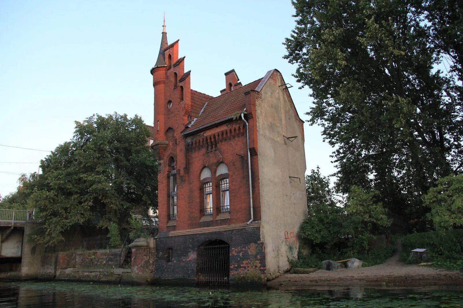 День города калининграда 2014. Архитектура в калининграде с деревьями. Сквер берзарина. Домик смотрителя моста кенигсберг. Спортивная площадка под открытым небом в школе.