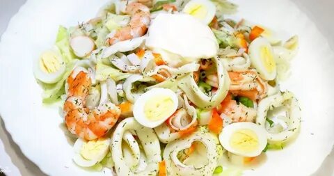 Салат из морепродуктов кальмары креветки крабовые палочки