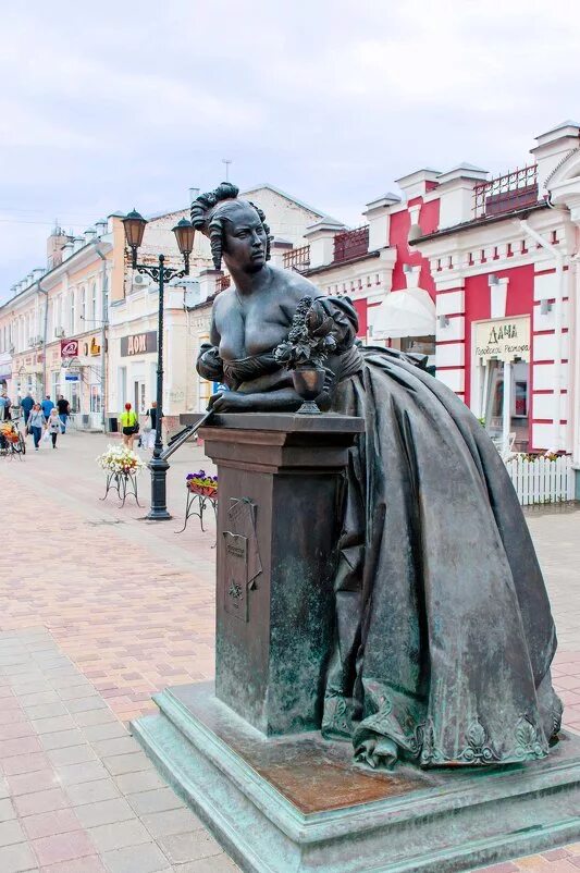 Тамбов скульптура казначейша. Памятник тамбовской казначейше. Тамбов скульптура казначейша. Тамбовская казначейша лермонтов памятник. Тамбов скульптура казначейша.