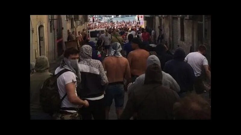 Фанаты китая. 200 русских болельщиков отметелили англичан. 200 российских болельщиков отметелили. 200 русских болельщиков отметелили 1000. 200 российских болельщиков отметелили тысячу англичан.