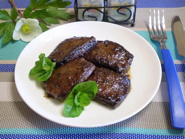 Печень жареная большими кусками. Печень жареная. Печень говяжья жареная. Печень Телячья жареная. Стейк из печени.