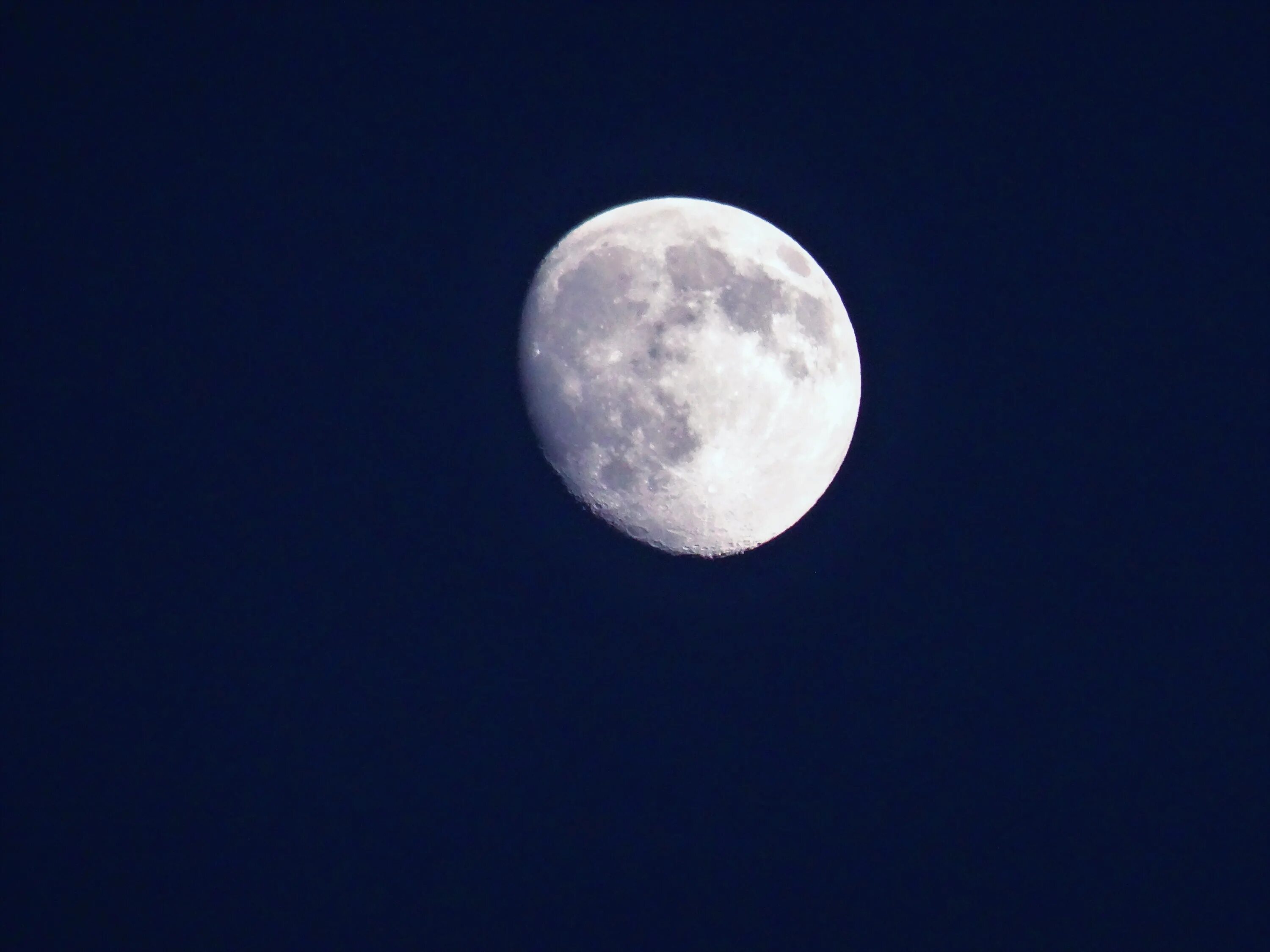 Фото Луны. Бледная Луна. Неполная Луна. Неполная Луна фото.