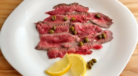 Нарезанное мясо сырое блюдо как называется