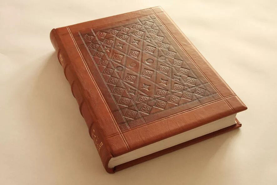 Кожаная книга. Кожаная обложка для книги. Красивая кожаная книга. Leather Binding. Эрзац кожи для переплетов 7 букв