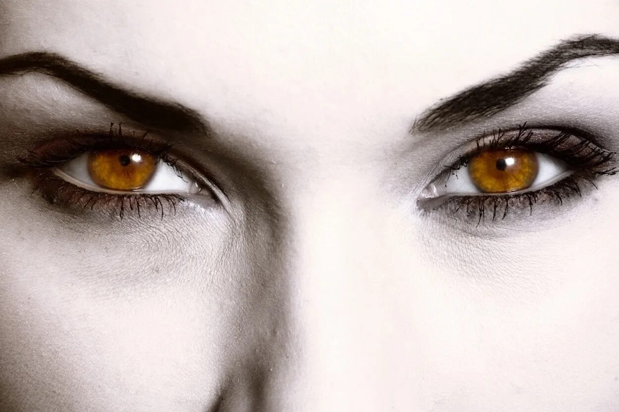 С вострыми и злыми глазками. Глаза женщины. Красивые женские глаза. Злые глаза. Злые женские глаза.