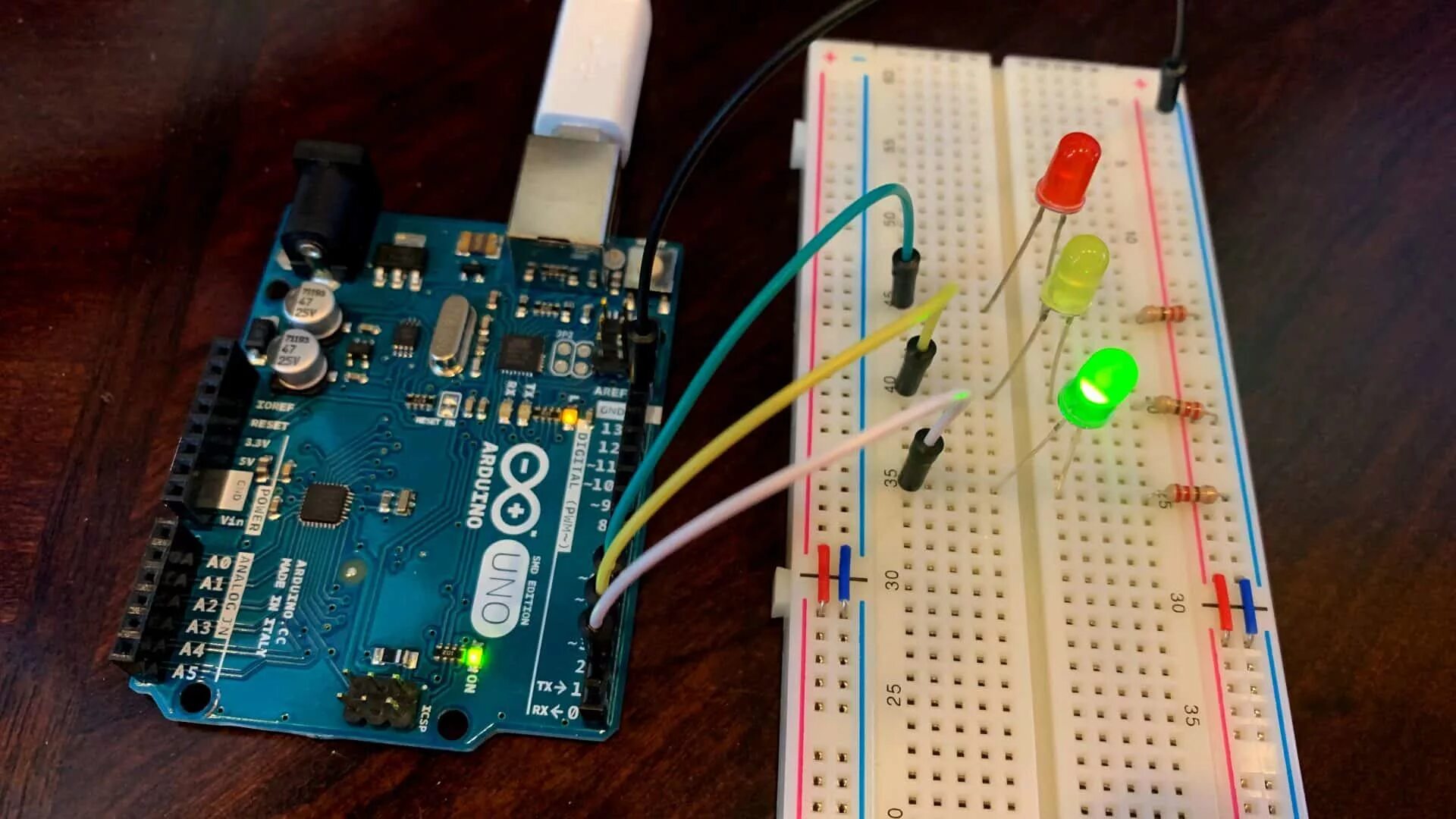 Arduino добавить плату. Светофор на ардуино. светофор из arduino uno. светофор на плате ардуино. светофор из ардуино уно.