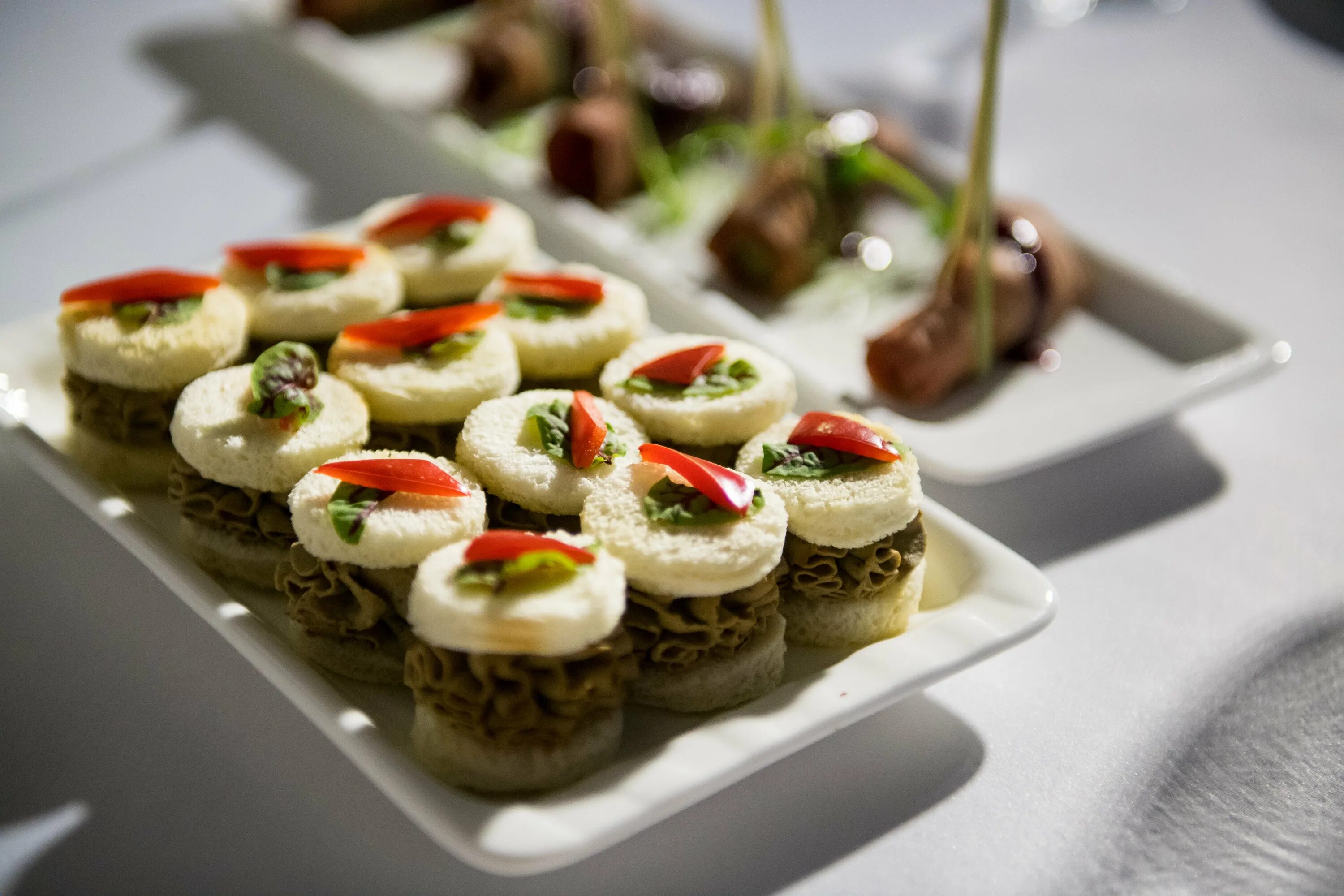 Закуска с селёдкой для фуршета. Закуска с селедкой для фуршета. Тарталетки с картошкой и селедкой. Мини бутерброды. Канапе с селедкой и черным хлебом.